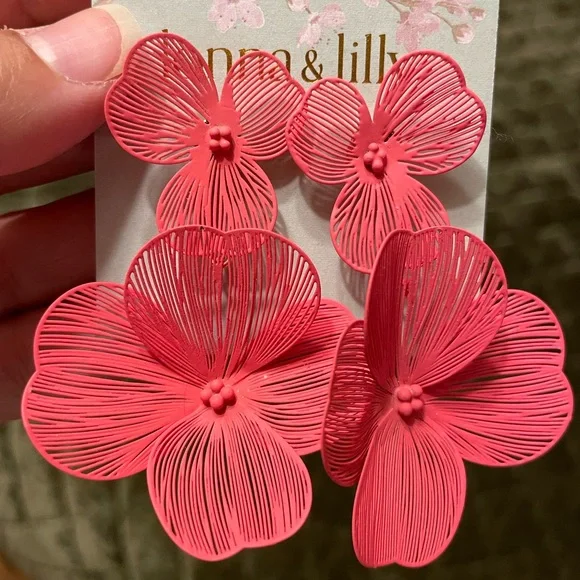 ✨NWT✨ Pink Lonna & Lilly Floral Earrings - Picture 2 of 4